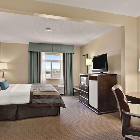 Wingate By Wyndham Pueblo Hotel Exterior photo